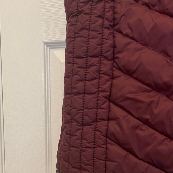 Marc New York Maroon & Black Quilted Vest With Pack Away Pouch - Picture 9 of 11